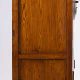 Paar Holz-Kabinettschränke mit Bronze-Beschlägen, untere Schürze beschnitzt mit 'shou'-Zeichen und stilisierten Drachen - фото 14