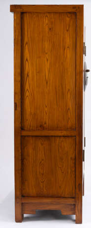 Paar Holz-Kabinettschränke mit Bronze-Beschlägen, untere Schürze beschnitzt mit 'shou'-Zeichen und stilisierten Drachen - Foto 14