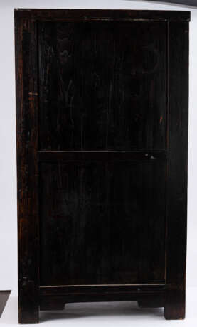 Paar Holz-Kabinettschränke mit Bronze-Beschlägen, untere Schürze beschnitzt mit 'shou'-Zeichen und stilisierten Drachen - фото 15