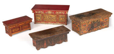 Vier teilweise vergoldete und polychrom bemalte Altartische aus Holz