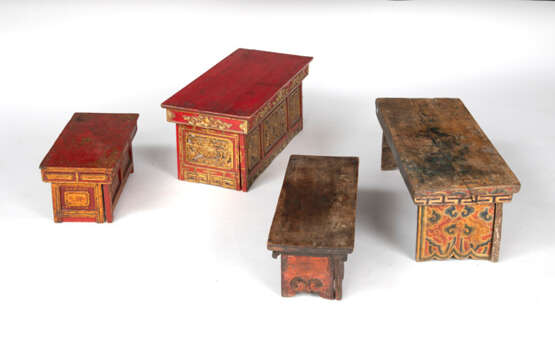 Vier teilweise vergoldete und polychrom bemalte Altartische aus Holz - фото 2