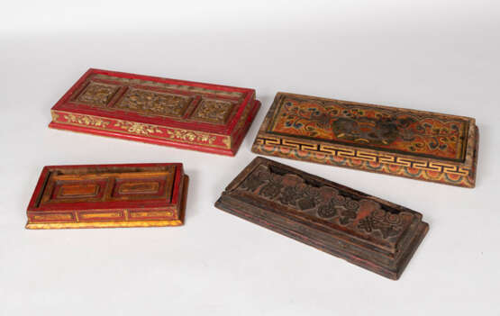 Vier teilweise vergoldete und polychrom bemalte Altartische aus Holz - photo 4