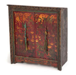 Polychrom bemalter Holzschrank mit einem Paar scharnierten, mit diversen Opfergaben dekorierten Türen