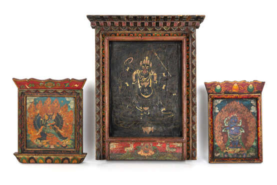 Drei vergoldete und polychrom bemalte Holzschreine mit Darstellungen des Mahakala, Yamantaka und Sadbhujamahakala - Foto 1