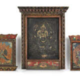 Drei vergoldete und polychrom bemalte Holzschreine mit Darstellungen des Mahakala, Yamantaka und Sadbhujamahakala - фото 1