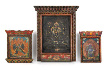 Drei vergoldete und polychrom bemalte Holzschreine mit Darstellungen des Mahakala, Yamantaka und Sadbhujamahakala