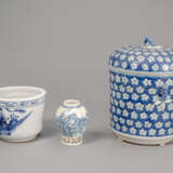 Deckeldose mit Bambus- und Prunusdekor, Weihrauchbrenner und kleine Vase aus Blau-weiß-Porzellan - фото 2