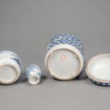 Deckeldose mit Bambus- und Prunusdekor, Weihrauchbrenner und kleine Vase aus Blau-weiß-Porzellan - photo 4