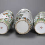 Große Antiquitätenvase und Paar 'famille verte'-Vasen aus Porzellan mit Blumendekor, jeweils mit Holzsockel - photo 4