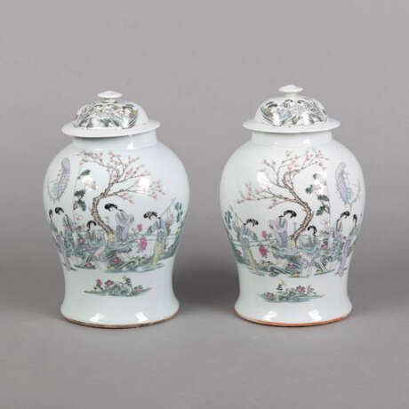 Paar 'qianjiangcai'-Deckelvasen mit eleganten Damen im Garten und Aufschrift - photo 1