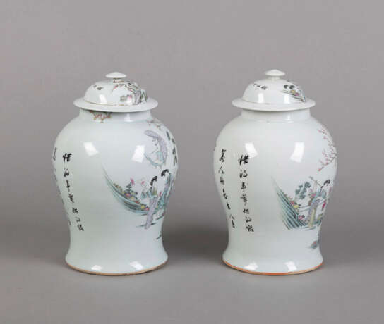 Paar 'qianjiangcai'-Deckelvasen mit eleganten Damen im Garten und Aufschrift - фото 2