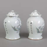 Paar 'qianjiangcai'-Deckelvasen mit eleganten Damen im Garten und Aufschrift - Foto 2