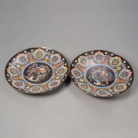 Paar große Cloisonné-Platten mit Phoenixdekor - Foto 1