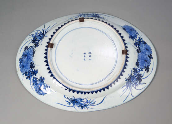 Große ovale Porzellanplatte mit unterglasurblauem Blumen- und Vogeldekor - Foto 3