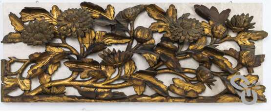 Paneel mit im Durchbruch geschnitzten Chrysanthemen Blüten, Knospen und Ranken aus Holz mit goldfarbener Lackfassung - Foto 1