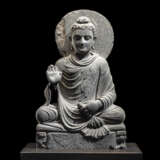 Feine Figur des Buddha Shakyamuni aus grauem Schiefer - photo 1