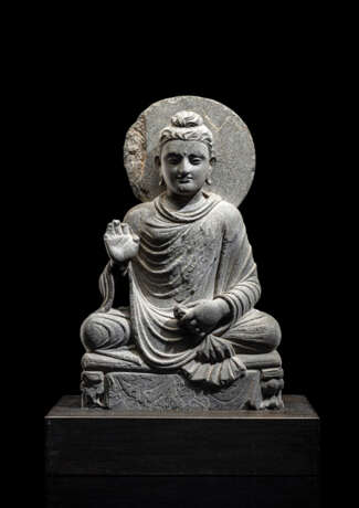 Feine Figur des Buddha Shakyamuni aus grauem Schiefer - photo 1