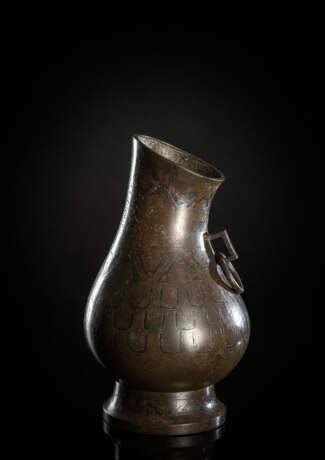 Bauchiges Gießgefäß vom Typ 'hu' mit Silbereinlagen im archaischen Stil - Foto 1