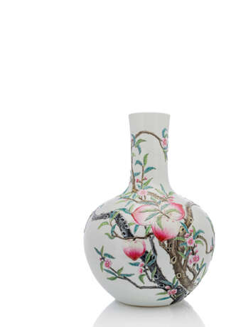 'Nine-Peaches'-Vase aus Porzellan mit modelliertem 'famille rose'-Dekor - Foto 1