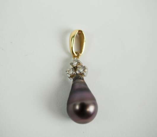Kettenanhänger mit schwarzer Perle & drei Diamanten. - photo 1
