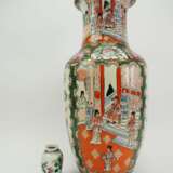 China: Zwei Vasen aus Porzellan, um 1900. - фото 1