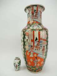 China: Zwei Vasen aus Porzellan, um 1900.