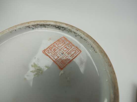 China: Zwei Vasen aus Porzellan, um 1900. - Foto 3