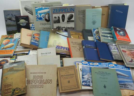 Zeppelin: umfangreiche Sammlung Bücher/ Kataloge. - photo 1