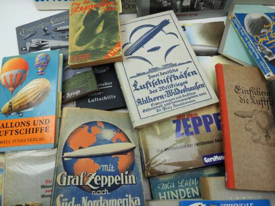 Zeppelin: umfangreiche Sammlung Bücher/ Kataloge. - photo 2