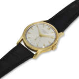 PATEK PHILIPPE, REF. 2450, CALATRAVA, A VERY FINE 18K YELLOW GOLD WRISTWATCH WITH SUBSIDIARY SECONDS - фото 3