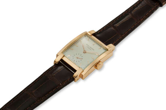 PATEK PHILIPPE, REF. 2443, A VERY FINE 18K ROSE GOLD WRISTWATCH WITH SUBSIDIARY SECONDS - Foto 2