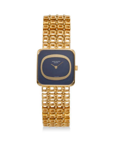 PATEK PHILIPPE, REF. 4183/1J-200, A FINE 18K YELLOW GOLD BRACELET WATCH WITH BLUE DIAL - photo 1