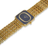 PATEK PHILIPPE, REF. 4183/1J-200, A FINE 18K YELLOW GOLD BRACELET WATCH WITH BLUE DIAL - photo 3