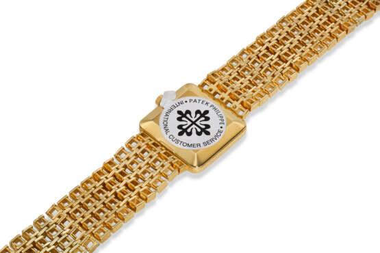 PATEK PHILIPPE, REF. 4183/1J-200, A FINE 18K YELLOW GOLD BRACELET WATCH WITH BLUE DIAL - photo 6