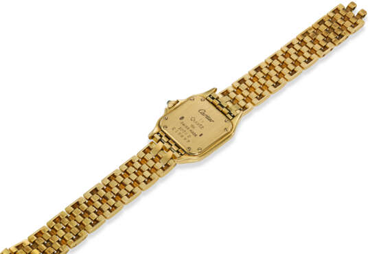 CARTIER, REF. 10702, PANTHÈRE, A FINE 18K YELLOW GOLD CUSHION-SHAPED QUARTZ WRISTWATCH - Foto 3