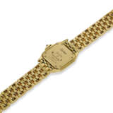 CARTIER, REF. 10702, PANTHÈRE, A FINE 18K YELLOW GOLD CUSHION-SHAPED QUARTZ WRISTWATCH - Foto 3