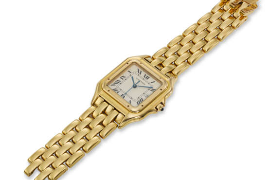 CARTIER, REF. 883968, PANTHÈRE, A FINE 18K YELLOW GOLD CUSHION-SHAPED QUARTZ WRISTWATCH WITH DATE - Foto 3