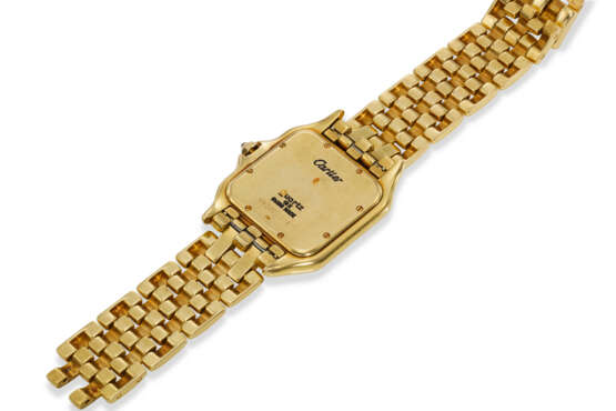 CARTIER, REF. 883968, PANTHÈRE, A FINE 18K YELLOW GOLD CUSHION-SHAPED QUARTZ WRISTWATCH WITH DATE - Foto 5