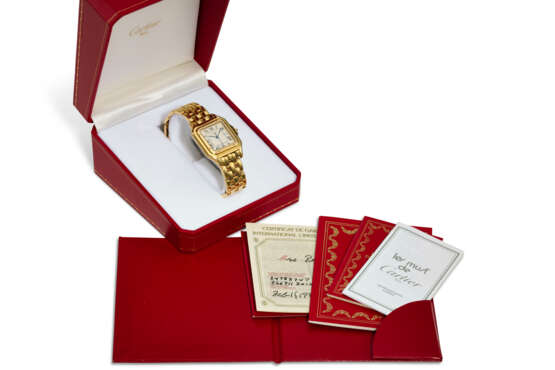 CARTIER, REF. 883968, PANTHÈRE, A FINE 18K YELLOW GOLD CUSHION-SHAPED QUARTZ WRISTWATCH WITH DATE - фото 8