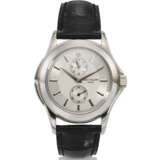 PATEK PHILIPPE, REF. 5134P-001, CALTRAVA, A VERY FINE PLATINUM WRISTWATCH WITH TRAVEL TIME AND 24 HOUR INDICATOR - Foto 1