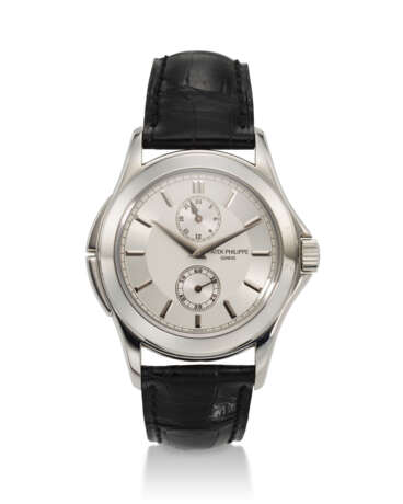 PATEK PHILIPPE, REF. 5134P-001, CALTRAVA, A VERY FINE PLATINUM WRISTWATCH WITH TRAVEL TIME AND 24 HOUR INDICATOR - Foto 1