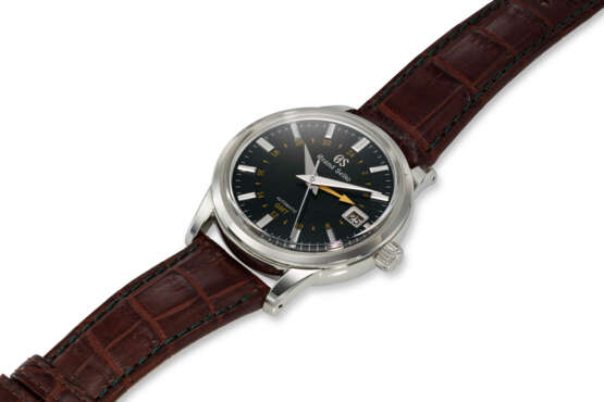 GRAND SEIKO, REF. SBGM241, WATCHES OF SWITZERLAND SPECIAL EDITION “TOGE”, A FINE STEEL GMT WRISTWATCH WITH DATE - Foto 2