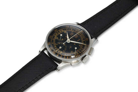 UNIVERSAL GENEVE, A FINE STEEL CHRONOGRAPH WRISTWATCH - photo 2