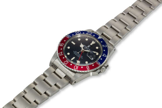 ROLEX, REF. 16750, GMT-MASTER, “PEPSI”, A FINE STEEL GMT WRISTWATCH WITH DATE - Foto 2