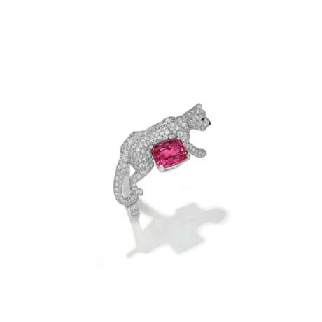 CARTIER COLORED SAPPHIRE, MULTI-GEM AND DIAMOND 'PANTHÈRE' RING - Foto 2