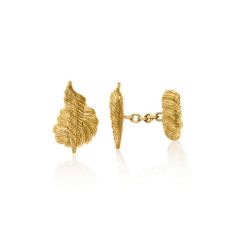 NO RESERVE | TIFFANY & CO., JEAN SCHLUMBERGER TWO PAIRS OF GOLD AND RUBY CUFFLINKS - Foto 7