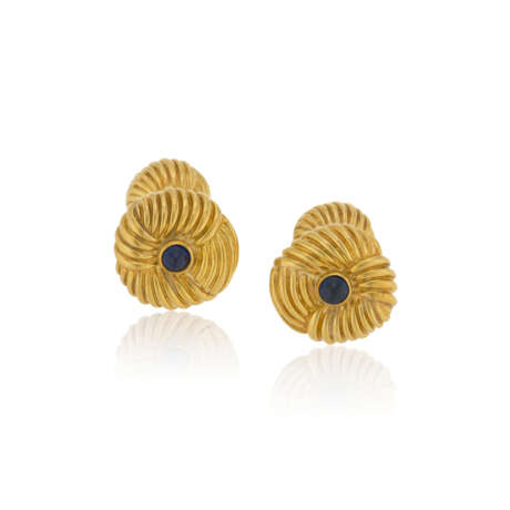 NO RESERVE | TIFFANY & CO., JEAN SCHLUMBERGER SAPPHIRE AND GOLD CUFFLINKS AND SHIRT STUD - фото 3