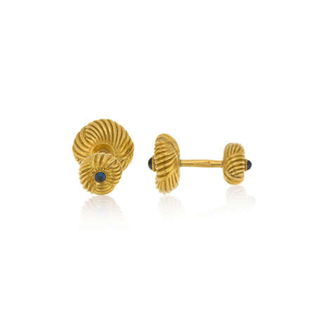 NO RESERVE | TIFFANY & CO., JEAN SCHLUMBERGER SAPPHIRE AND GOLD CUFFLINKS AND SHIRT STUD - Foto 4