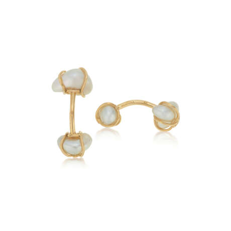 NO RESERVE | VERDURA TWO PAIRS OF BAROQUE CULTURED PEARL AND GOLD CUFFLINKS - Foto 5