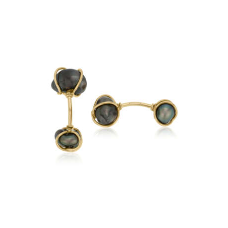 NO RESERVE | VERDURA TWO PAIRS OF BAROQUE CULTURED PEARL AND GOLD CUFFLINKS - Foto 7
